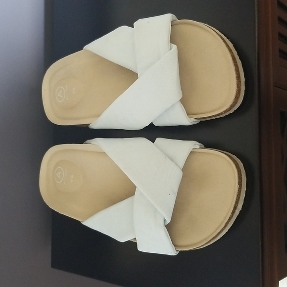 10W Slip-On Sandals - Picture 1 of 4